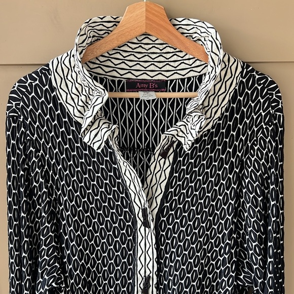 Amy B’s 2XL Black Cream Geo Textured Bell Sleeve Art to Wear Tunic Top - Picture 10 of 11